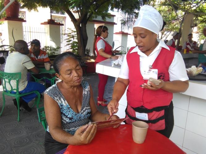Isabel Alba Castellanos es asidua al lugar y tiene sus razones: “Los precios son módicos, hay una atención esmerada, y ofrecen unos helados con dulces que son una maravilla, siempre guardo un dinerito de mi pensión para venir”. Foto: Betty Beatón Ruiz