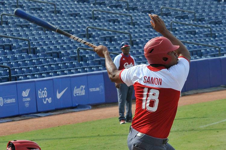 Yordanis Samón, uno de los pocos que está bateando en el equipo Cuba. Foto: José Raúl Rodríguez Robleda