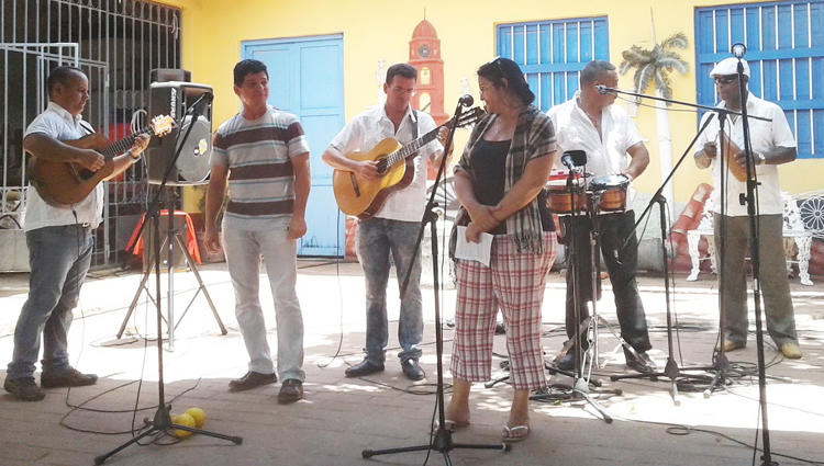 La modalidad de la contralectura, controversia entre escritores y repentistas, fue parte del programa en Trinidad. Foto enviadas por Merari Mangly