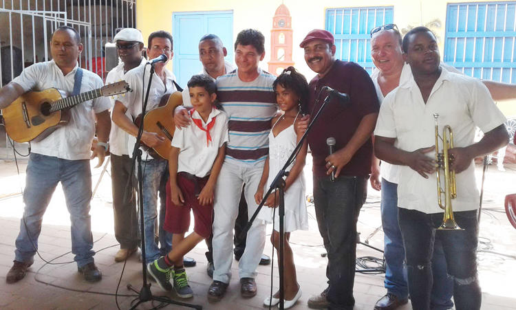 En Trinidad, los artistas y escritores participantes en el Festival, actuaron para la población junto con artistas locales y niños del taller de repentismo. Foto enviadas por Merari Mangly