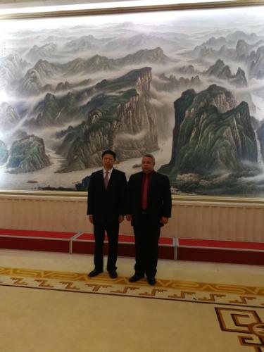 Ulises Guilarte De Nacimiento, secretario general de la Central de Trabajadores de Cuba junto a Song Tao ministro del Departamento Internacional del Comité Central del Partido Comunista Chino. Foto: Cortesía de Embajada de Cuba en la R. P. China