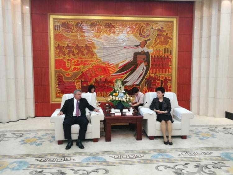 Ulises Guilarte de Nacimiento, miembro del Buró Político del Comité Central del Partido Comunista de Cuba y Secretario General de la Central de Trabajadores de Cuba (CTC) junto a Xing Shanping, miembro del Comité Permanente del Comité Provincial del Partido Comunista de China y Jefa del Grupo de Trabajo del Frente Unido de Shandong. Foto: Cortesía de Embajada de Cuba en la R. P. China