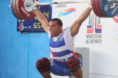 Víctor Quiñonez levanta dos platas