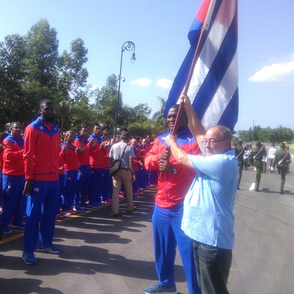 Mijaín López Núñez, de lucha grecorromana, recibió el estandarte patrio de manos del Héroe del Trabajo de la República de Cuba, Lázaro Expósito Canto, primer secretario del Partido en la provincia. Foto: Betty Beatón Ruiz