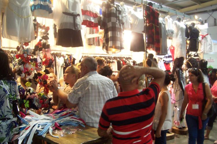 Una exposición en homenaje al Guerrillero Heroico, organizada por el Fondo Cubano de Bienes Culturales y el Centro de Estudios Che Guevara, inaugurará la XIX edición de la Feria Arte en La Rampa, la cual transcurrirá del próximo viernes 6 al 2 de septiembre, con 110 stands. Dedicada al aniversario 500 de La Habana y al III Congreso de la Asociación Hermanos Saíz, regresan nuevamente al Pabellón Cuba los espacios Encuentro con…, Por los caminos del Arte y Las tardes de jazz. Foto: Alberto Castañeda