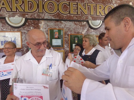 El doctor Badía, secretario nacional del sindicato de la salud, le entregó al Dr. Rubén Moro, el reconocimiento por ser elegido Delegado Directo al cónclave.