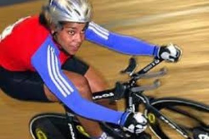 Ciclistas avanzan en la pista