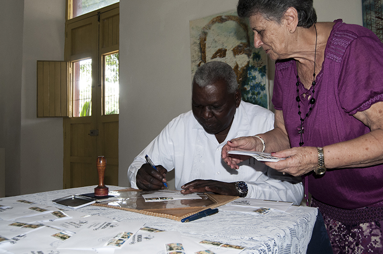 Momentos de la cancelación postal rememorativa de dos sellos alegóricos a los sucesos del 26 de julio de 1953. Foto: René Pérez Massola