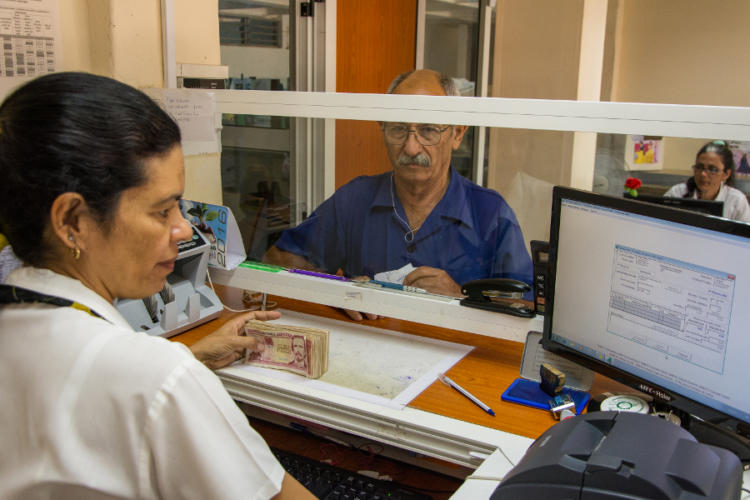 El servicio tanto en el Bandec como en la Empresa de Consultoría Jurídica, se caracteriza por la calidad. Foto: Leandro Armando Pérez