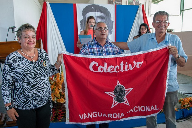 Entrega de la bandera de Vanguardia Nacional al INIVIT, de Santo Domingo.