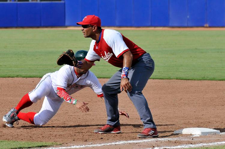 Cuba-México en el debut del béisbol. Foto: José Raúl Rodríguez Robleda