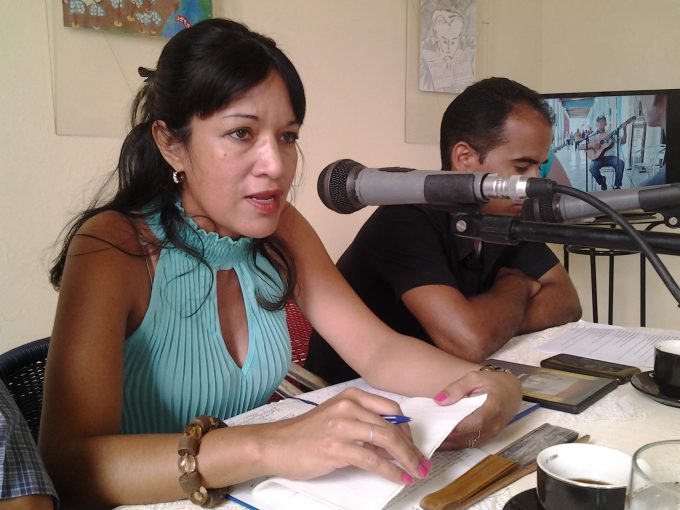 Marlene Moreno, especialista del Centro Navarro Luna, es una prometedora poetisa, al igual que otros integrantes de ese equipo de trabajo. Foto: La Demajagua
