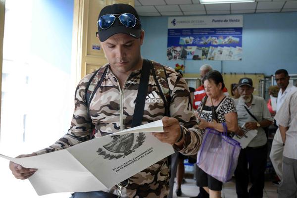 Santiagueros adquieren el tabloide con el Proyecto de Constitución de la República, en Santiago de Cuba. Foto: Miguel Rubiera Juztiz