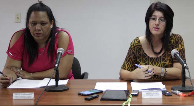 Marta Elena Feitó Cabrera (D), viceministra Primera del Ministerio de Trabajo y Seguridad Social (MTSS) e Idalmis Alvares Mendive(I), directora de Atención y Control del Trabajo por Cuenta Propia (MTSS) ofrecen declaraciones a la prensa sobre proceso de actualización de las nuevas normas jurídicas en el trabajo por cuenta propia . Foto/ ACN: Alejandro Rodríguez Leyva