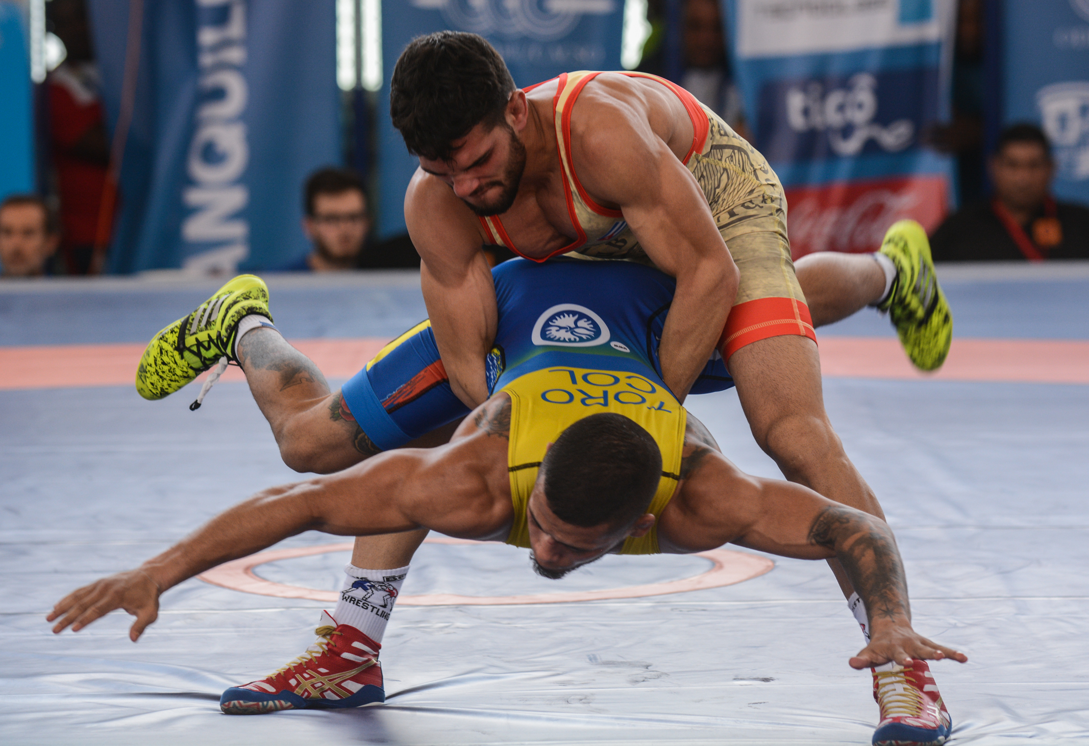 Luis Orta (rojo), de la división de 60 Kg, de la lucha grecorromana, discutirá la medalla de oro , en los XXIII Juegos Centroamericanos y del Caribe, en el Coliseo Chelo de Castro, en Barranquilla, Colombia. ACN FOTO/Marcelino VAZQUEZ HERNANDEZ