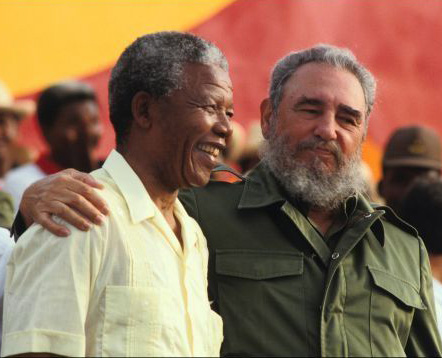Cuba fue el primer país que Mandela visitó después de su liberación. En esa ocasión (1991), Madiba se dirigió a los cubanos para expresarles su agradecimiento en nombre de todos los pueblos de África. Foto: Fidel Soldado de las Ideas