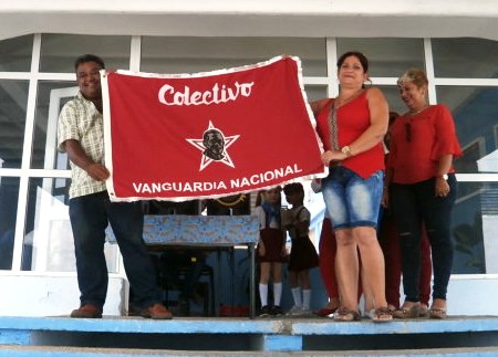 Los trabajadores de la Unidad Empresarial de Base Gráfica Sancti Spíritus recibieron con entusiasmo la bandera que los acredita como colectivo Vanguardia Nacional. Foto: de la autora