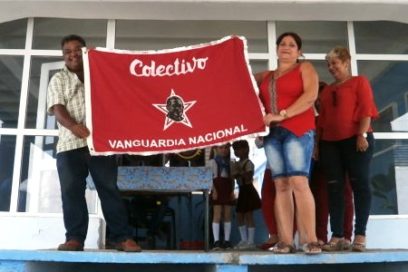 Gráficos espirituanos reciben bandera de Colectivo Vanguardia Nacional