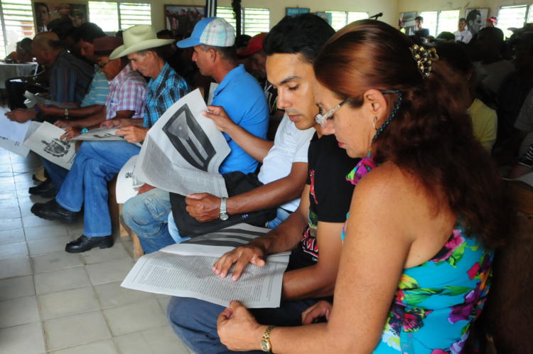 El Proyecto de reforma constitucional atrae la atención de los campesinos tuneros.