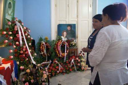 Lázara Mercedes López Acea, miembro del Buró Político, estuvo entre quienes acudieron al tributo popular a la llamada Novia de Matanzas. (Foto: José M. Solís)