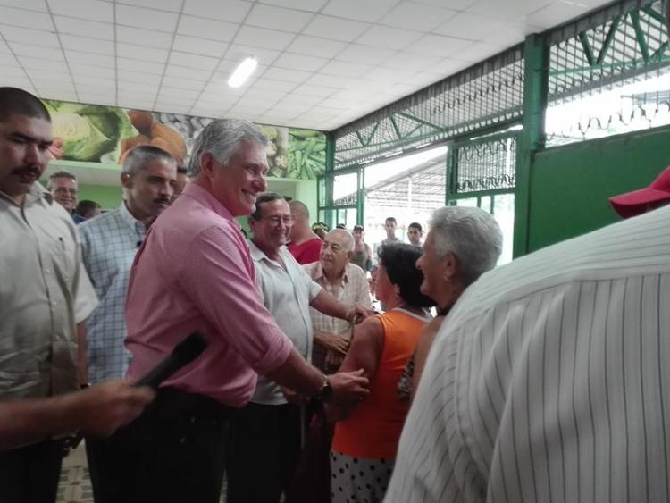 Presidente cubano visita la Plaza Comercial Buen Viaje, en Santa Clara. Foto: Angélica Paredes/ Radio Rebelde