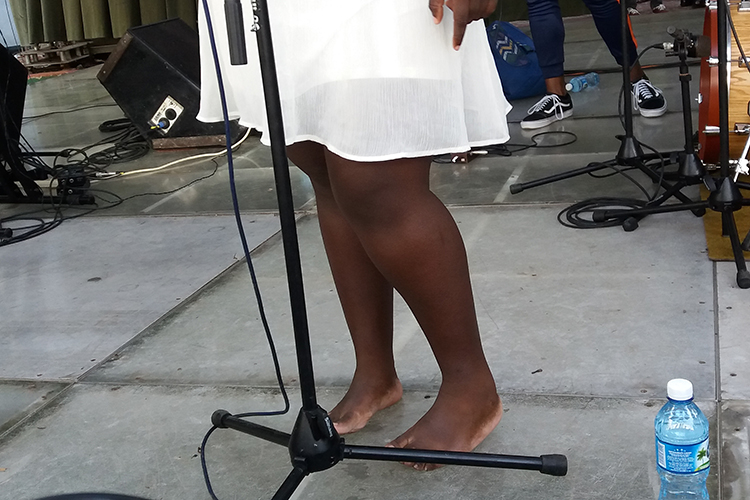 Daymé Arocena, la negra cubana que canta con los pies descalzos es la combinación más perfecta de esas grandes divas de todos los tiempos. Foto: René Pérez Massola