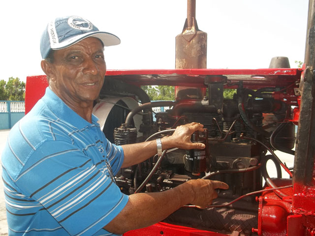 Gonzalo Pérez Correa reanima equipos que habían perdido su vida útil para la atención a los recursos naturales en Cayo Guillermo, uno de los sitios más atractivos del destino turístico Jardines del Rey, al norte de la provincia de Ciego de Ávila. Foto: José Luis Martínez Alejo