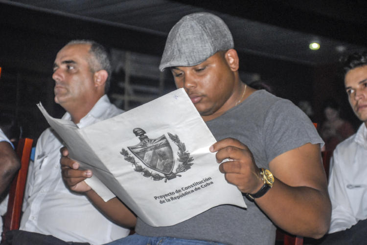 Consulta Popular del Proyecto de Constitución en Hotel Copacahabana. Foto: Heriberto González Brito