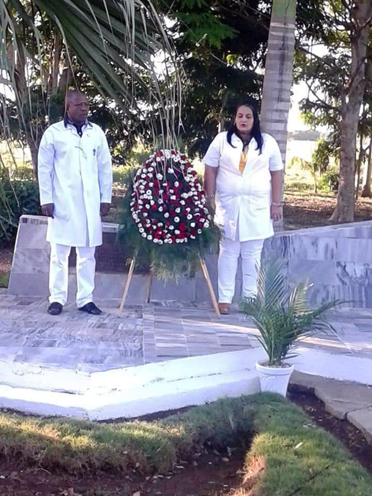 Una ofrenda floral fue depositada por colaboradores internacionalistas cubanos en el obelisco erigido en el sitio donde murió Henre Reeve. Foto: Maridé Fernández (Facebook).