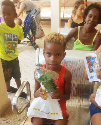 Entre regalos, cake, poesías y canciones los niños hospitalizados en el pediátrico de Trinidad celebraron el cumpleaños 92 de Fidel.