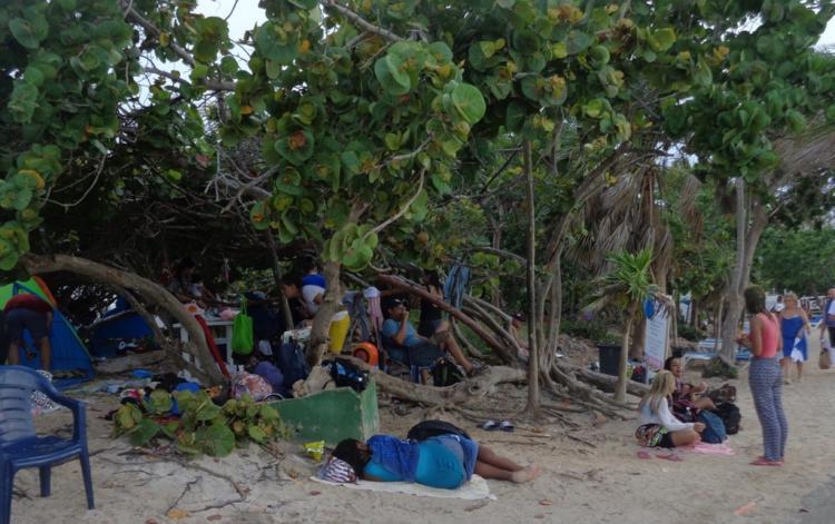 Las personas se cobijan en cualquier espacio sin reparar en el daño provocado al entorno. Foto: Noryis