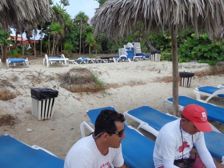 Plaza América pudiera desplegar sus tumbonas en esta suerte de almacén, donde estos asientos estuvieron todo el día improductivos. Foto: Noryis