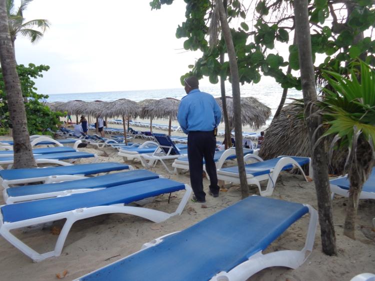 Pese a la clara disponibilidad de tumbonas, su uso se limita a los clientes del hotel Meliá Varadero, que utiliza el tramo de playa detrás Plaza América. Foto: Noryis