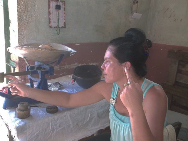 Yamisleidys gana muy poco salario y algunas veces ni un centavo en el punto de venta del barrio La Calera. Foto: José Luis Martínez Alejo