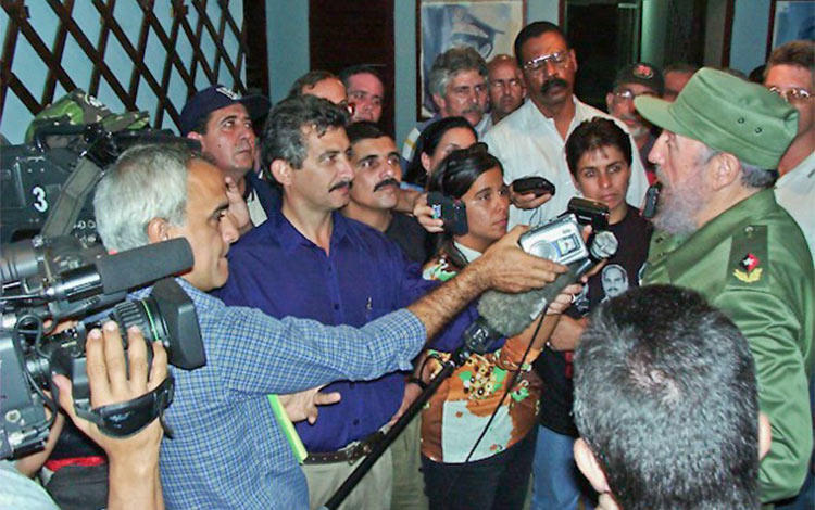 Fidel conversa con la prensa villaclareña durante su visita a Coralillo, en noviembre de 2001. Foto: Tomada de Vanguardia.cu