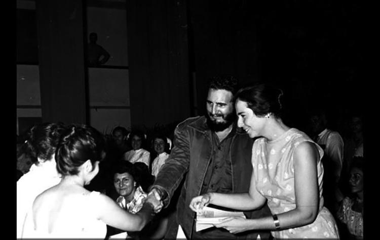 Junto a Vilma Espín durante la constitución de la Federación de Mujeres Cubanas (FMC), 23 de agosto de 1960. | Foto: Archivo del Instituto de Historia de Cuba