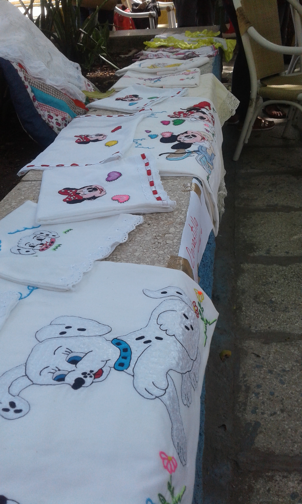 El bordado de sábanas para bebé requieres de mucha paciencia y delicadeza, asegura Eridania García. Foto: Gretel Díaz Montalvo