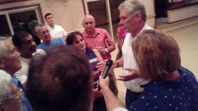 0901-Díaz-Canel en Estudios de grabaciones Abdala-2