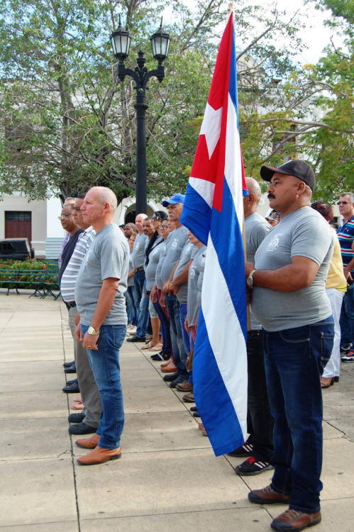 La delegación cienfueguera ya porta la bandera. Foto: Barreras Ferrán