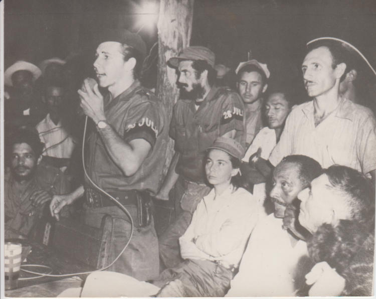 El Comandante Raúl Castro Ruz clausuró el Congreso Campesino en Armas. A su izquierda, Vilma Espín y Teodoro Pereira. Detrás, de pie, primero de derecha a izquierda, José Ramírez Cruz, Pepe.