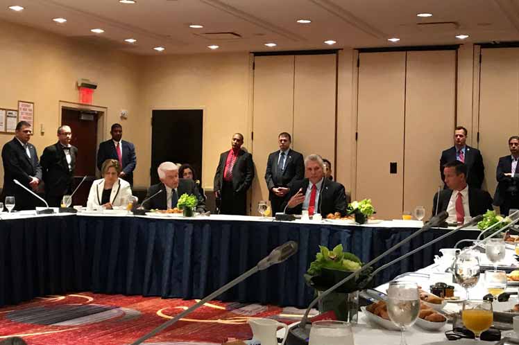 El presidente cubano Miguel Díaz-Canel dialoga con directivos de la industria de viajes de EE.UU. Foto: PL