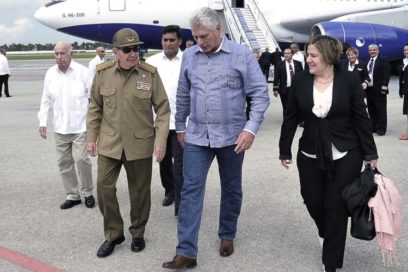 Raúl welcomes Díaz-Canel home from New York