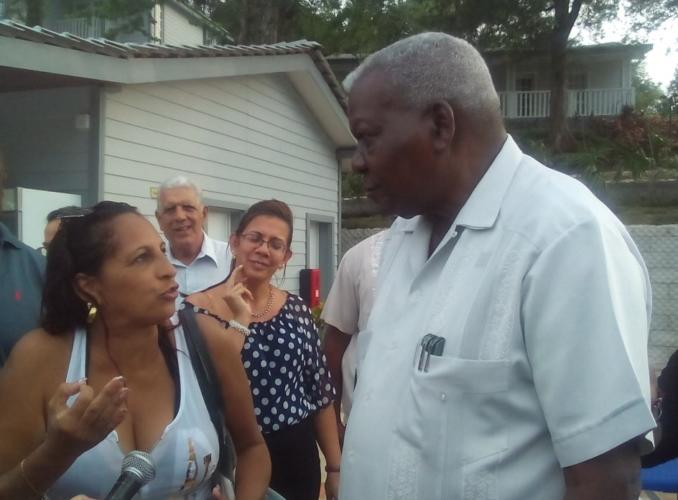 Lazo dialogó con santiagueros que encontró a su paso, quienes les expresaron honda satisfacción por los avances que se aprecian en la provincia. Foto: De la autora