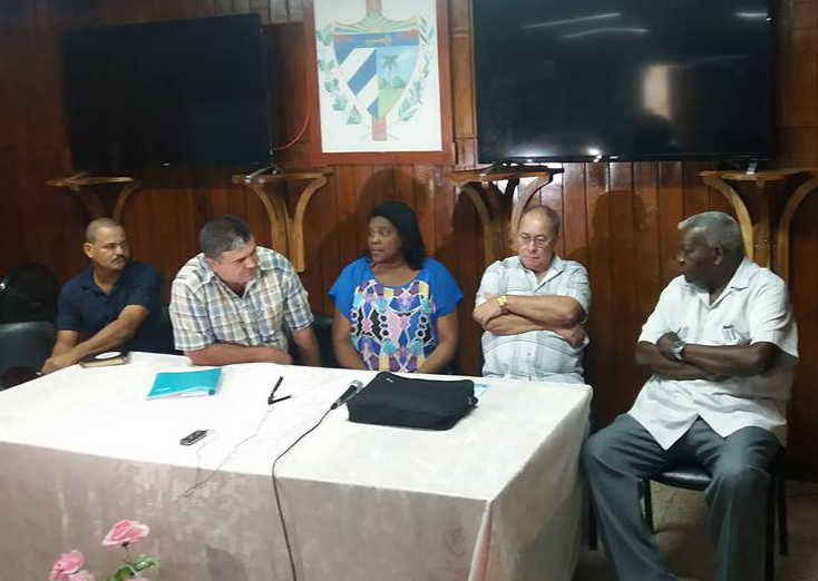 En su recorrido de dos días por de Santiago de Cuba el Presidente de la ANPP estuvo acompañado por Lázaro Expósito, primer secretario del Partido en la provincia; y la vicepresidenta del Consejo de Estado, Beatriz Jhonson, máxima autoridad de Gobierno en la provincia. Foto: Oscar Ruano