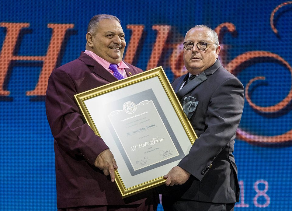 Ronado Veitía recibe el diploma que lo acredita como miembro del Salón de la Fama del Judo. Foto: www.ijf.org