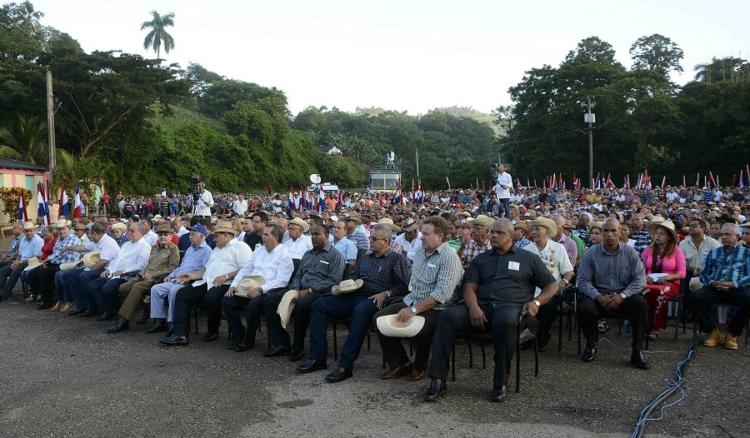 El General de Ejército Raúl Castro Ruz, quien 60 años atrás liderara la realización del Congreso Campesino en Armas, presidió la conmemoración. Fotos: Miguel Rubiera