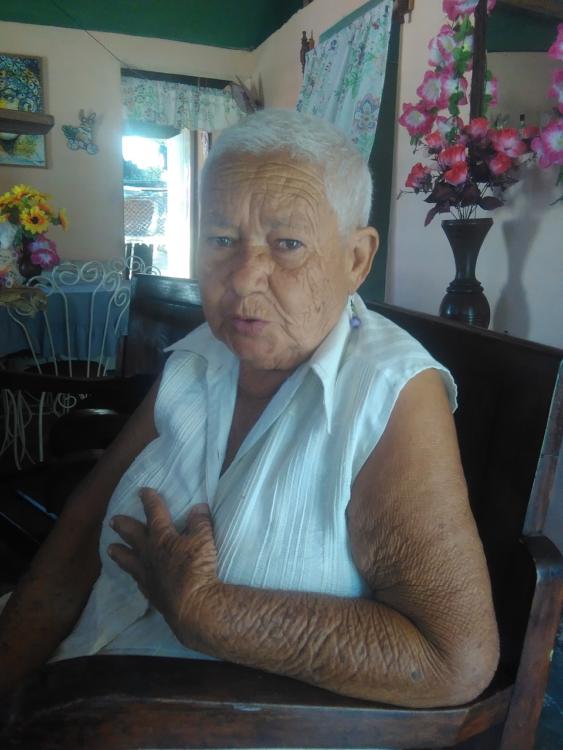 A sus 84 años Lidia Esther Verdecia no olvida aquel 21 de septiembre: “Vino mucha gente, mi esposo, Benjamín Pico Pérez, fue uno de los campesinos que participó, y yo colaboré con la colada y repartición de café a los asistentes, entre ellos Raúl y Vilma”. Foto: de la autora