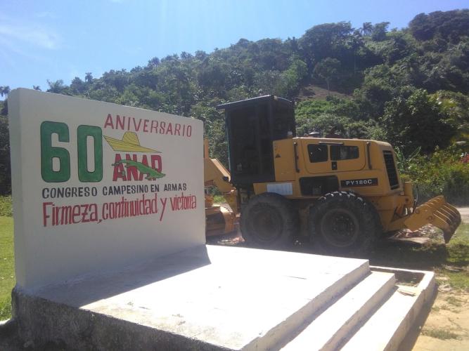 Una pequeña plaza pública se acondiciona para servir de sede al acto central por el aniversario 60 del Congreso Campesino en Armas. Foto: de la autora