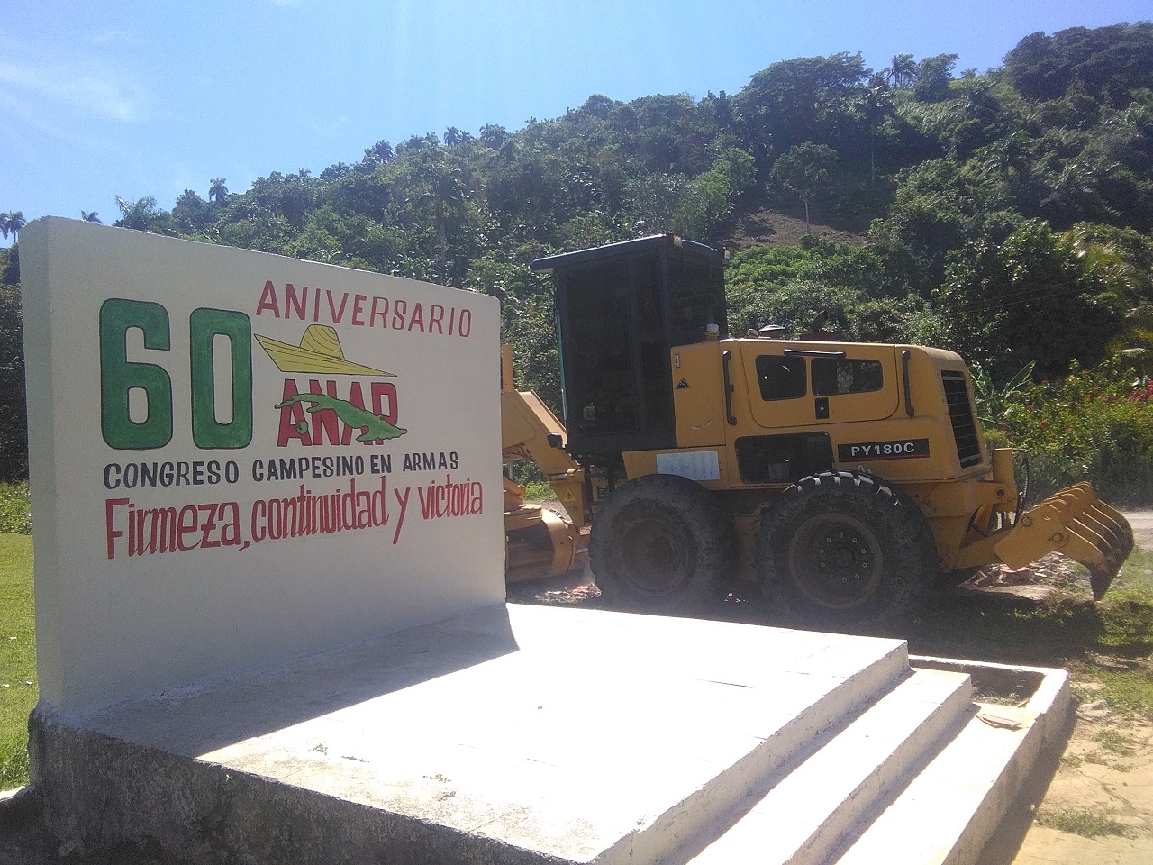 Una pequeña plaza pública se acondiciona para servir de sede al acto central por el aniversario 60 del Congreso Campesino en Armas. Foto: de la autora