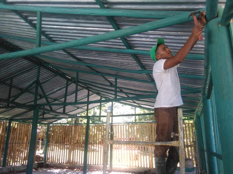 El antiguo salón de bailes, sede del histórico encuentro entre campesinos, es hoy uno de los espacios que remozan trabajadores de la Empresa Forestal Sierra Cristal. Foto: de la autora